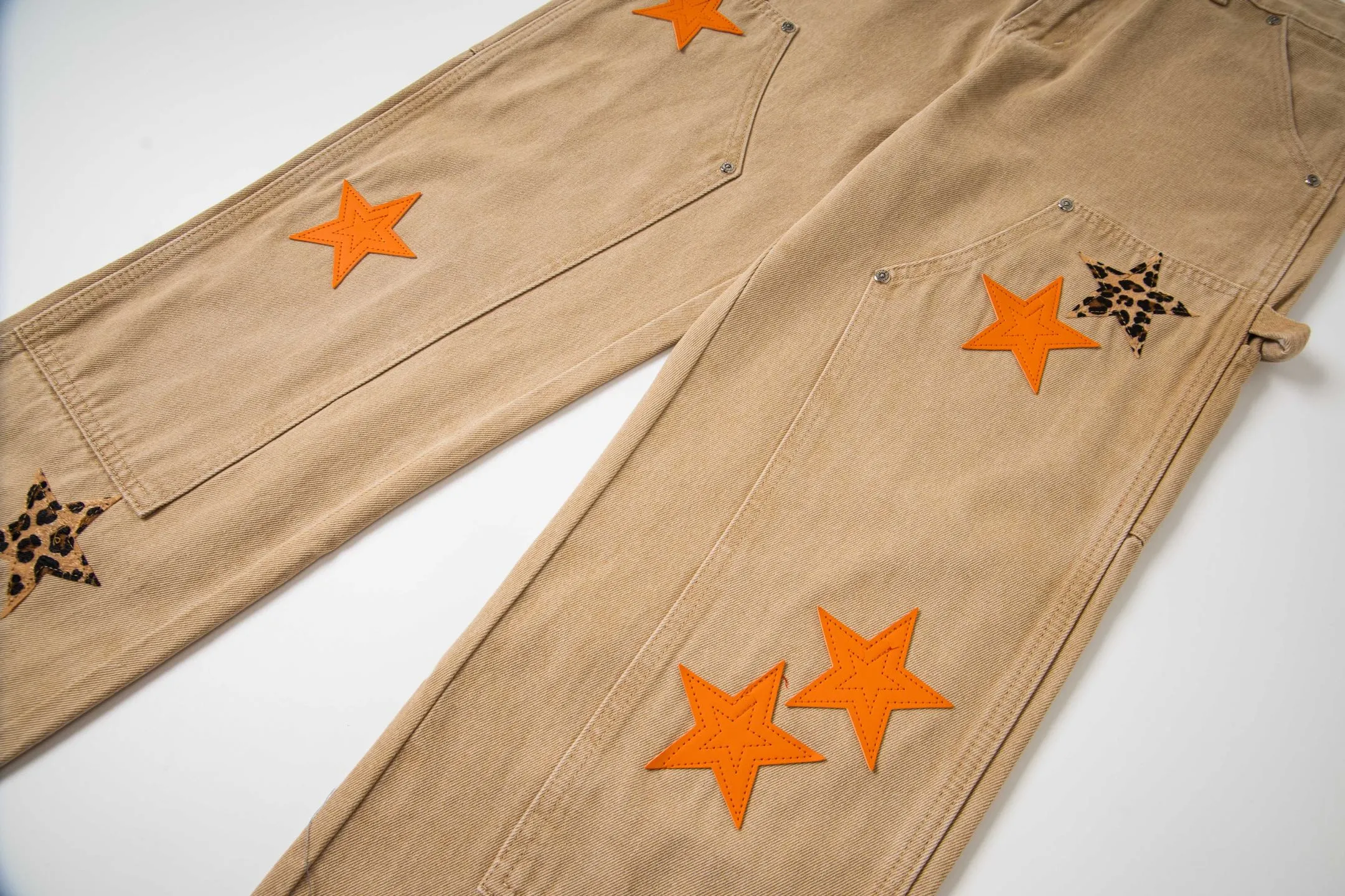P280 Chrome Hearts khaki orange leopard print star couple jeans are a hot trend this season and are sought after by countless celebrities and fashionistas. The neat details of the cutting process add color to the playful fashion! The neat and meticulous design, and the well-fitting structure is unique. The upper body not only has outstanding recognition, but also looks younger and younger. A style with the ultimate wearing meaning and performance, gorgeous color matching, and the craftsmanship of this style is also extremely extraordinary. After the finished product is washed, it is disassembled and hand-made with sheepskin cross leather and then spliced ​​together to complete. The whole piece has too many craftsmanship to describe. It is decorated with patchwork cross flowers and high-waisted washed jeans! ! Absolutely high-end luxury product, a god-level single product, a super popular product, made with top heavy industry, a must-see magic weapon that can't be missed. Style number: 1828# Size: 30 32 34 36 Color: Khaki